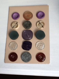 15 Vintage Large Assorted Buttons On A Card Mixed Colours - Picture 1 of 2