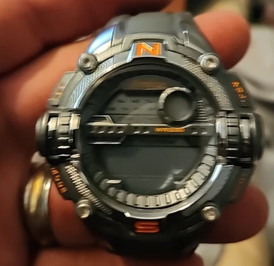 Reloj digital Armitron Pro Sport 40/8284 para hombre - gris/naranja WR 100M probado Foto 1 de 4