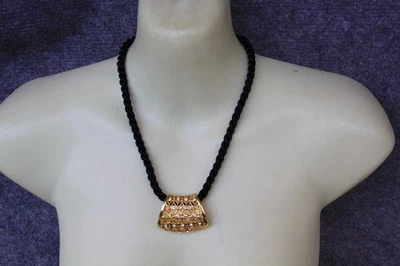 HALSKETTE DUNKELBLAU AUS KORDELL  CA. 36 CM LANG MIT ANHÄNGER GOLDFARBEN MIT STR - Bild 1 von 3