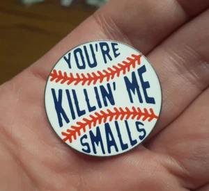 YOU'RE KILLING ME SMALLS smalto bavero SPILLA anni 90 nostalgia il cappello Sandlot spilla - Foto 1 di 4