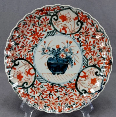Cesta floral japonesa Imari do século XIX pintada à mão vermelha azul placa de 8 7/8 polegadas - Imagem 1 de 4
