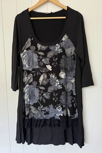 Flower Women’s Top Size 16 NWT 3/4 Sleeves Black Off White Blues Greys Frills - Picture 1 of 8