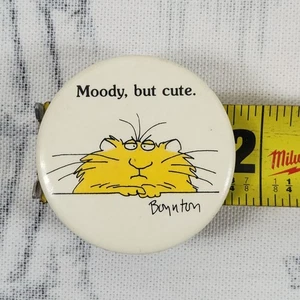 Botón Pinback Sandra Boynton "Moody But Cute" de colección - Imagen 1 de 2