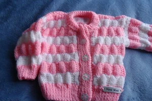 HANDGESTRICKT SCHÖNE BABY MÄDCHEN ROSA/STRICKJACKE/MÜTZE 3-6 Monate GRÖSSE 18 Ins Neu ohne Etikett - Bild 1 von 6