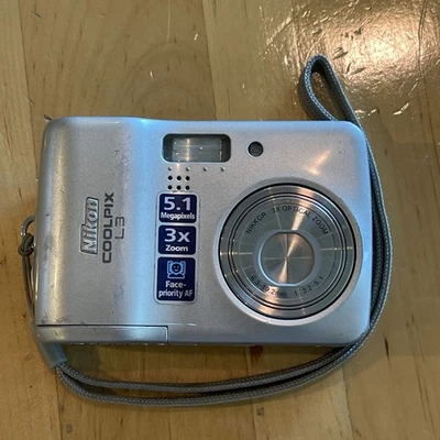 Nikon COOLPIX L3 5.1MP Digital Camera And Manual - Silver Tested Read - Image 1 of 4