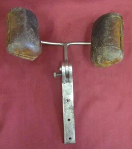 19C. REPOSACABEZAS MÉDICO ANTIGUO DE CUERO Y METAL DE UNA SILLA DENTAL - Imagen 1 de 6