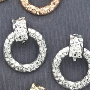 Hammered Metal Circle Door Knocker Clip On Earrings Silver - Picture 1 of 3