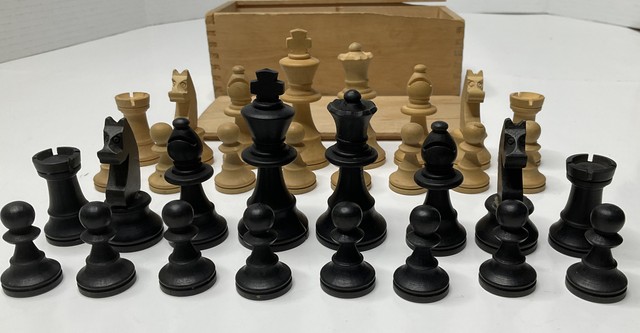 ES Lowe Tournament Chess Set Replacement Chess Pieces 3 1/8” Felted ~ NO  BOARD