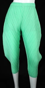 Pantalones recortados ISSEY MIYAKE PLIETS PLEASE NUEVOS CON ETIQUETAS verde plisado pierna cónica 2 M - Imagen 1 de 6