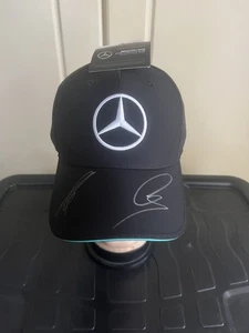 GORRA PILOTO LEWIS HAMILTON & GEORGE RUSSELL FIRMADA A MANO MERCEDES F1 TEAM 2024 NUEVA CON ETIQUETAS - Imagen 1 de 9
