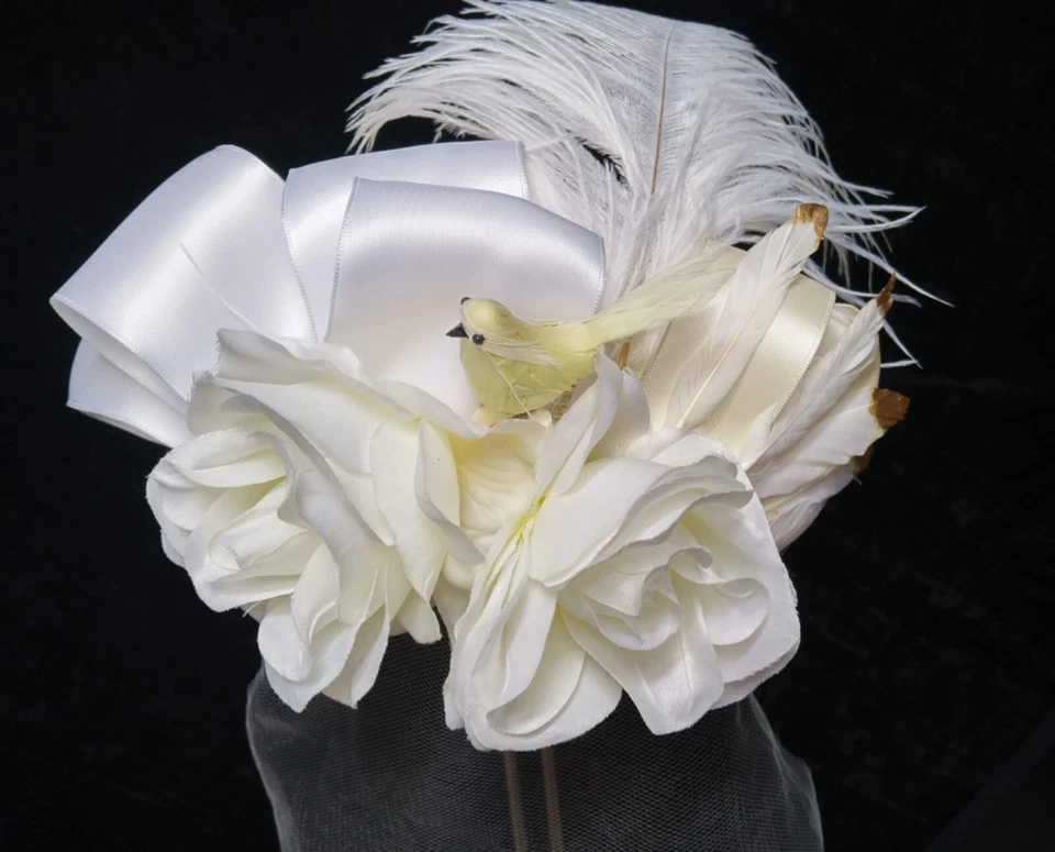Sombrero Pastillero Blanco con Plumas Pájaro Cinta Satinada Tul Boda Novia Derby Té Foto 1 de 4