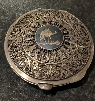 ANCIEN POUDRIER EGYPTIEN EN ARGENT CISELE AVEC FILIGRANES ET DECORS A L'ACIDE - Photo 1/4