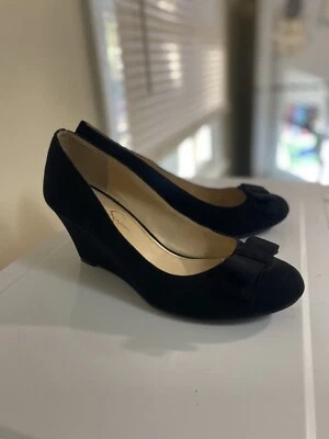 Zapatos de tacón Jessica Simpson para mujer negros de gamuza con lazo de cuña talla 8 medianos Foto 1 de 4