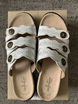 Женские белые кожаные сандалии Clarks модель Leisa Grace с тремя ремешками на пуговицах размер 9 - Изображение 1 из 4