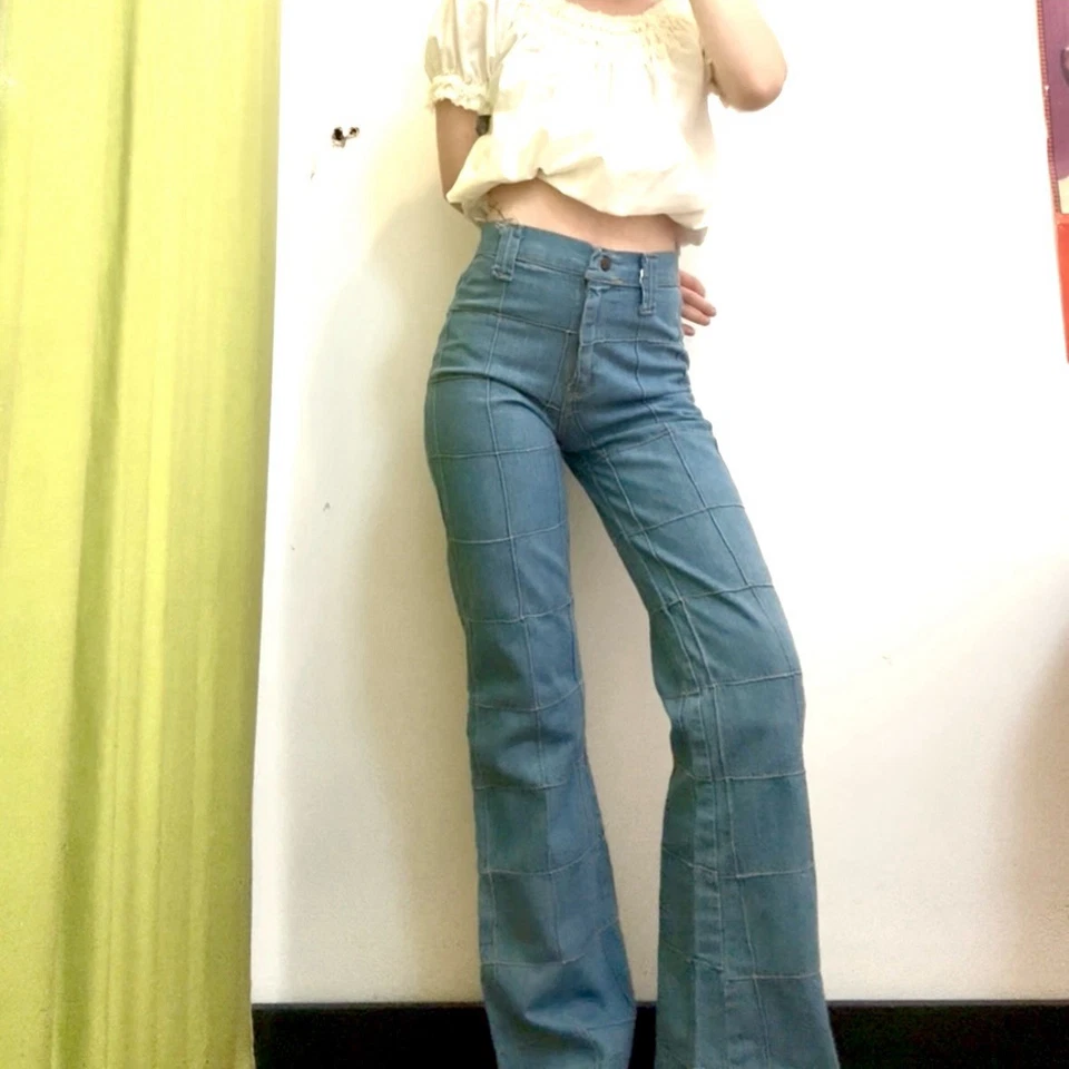 Pantalones de mezclilla acampanados con parte inferior campana retazos hechos a mano vintage de los años 70 para mujer talla 26 Foto 1 de 4
