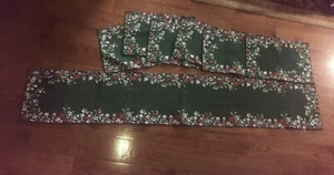 Christmas Holly Berry Tapestry Table Runner W/ Matching Place Mates - Bild 1 von 5