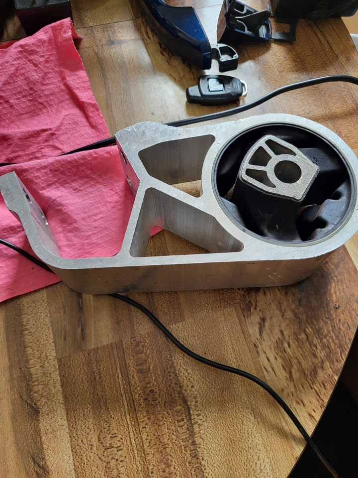 Buick Enclave 2020-2023 3,6 L soporte de montaje de transmisión inferior trasero 84699434 Foto 1 de 1