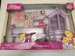 NEU Disney Store Prinzessin Esszimmer Spielset Tisch Stühle Barbie Größe  - Bild 1 von 2