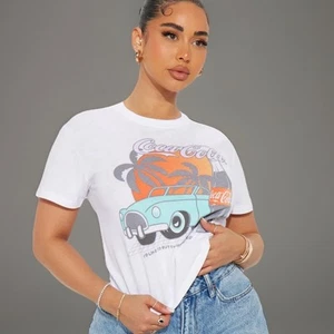 ¡Nuevo! Camiseta Clásica Coca Cola Blanca Gráfica - Camisa Talla M - Imagen 1 de 6