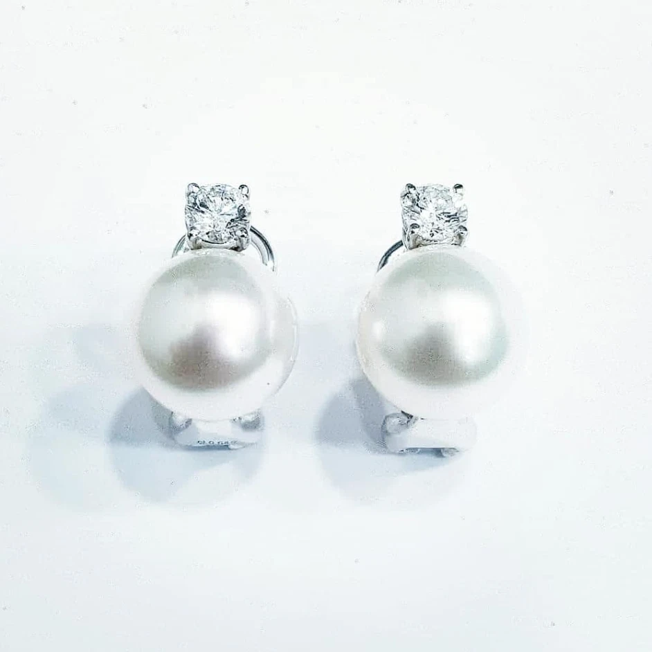 ORECCHINI PERLE AKOYA 12.5mm e DIAMANTI 0.40 Ct Totali in ORO BIANCO 18 kt - Immagine 1 di 1