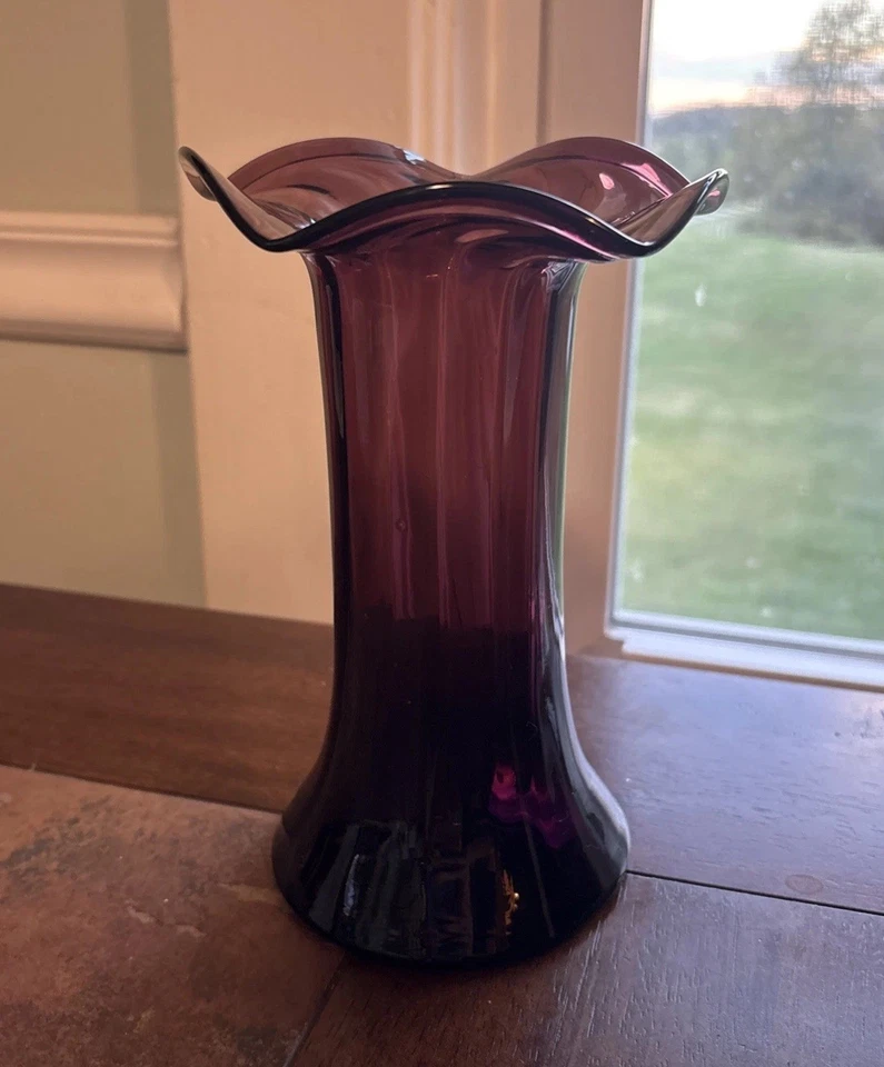 Jarrón de vidrio púrpura vintage patrón arremolinado borde prensado soplado a mano Foto 1 de 4