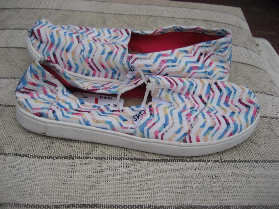 Zapatos Clásicos NUEVO CON ETIQUETAS TOMS TALLA 5Y Margaritas/Flores Estampado Cebra Foto 1 de 1
