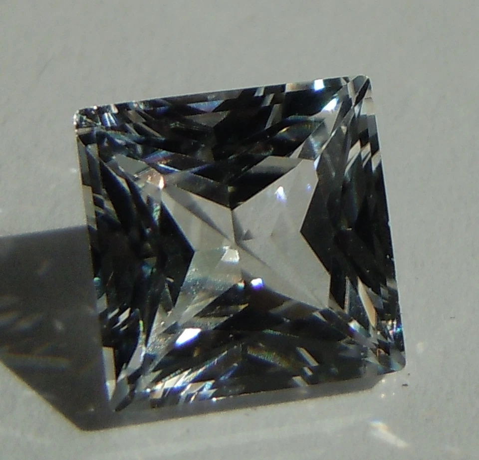 白色蓝宝石公主切割 8x8 毫米 3.0 克拉 VVS D 真正明亮单颗石 — 第 1/1 张图片