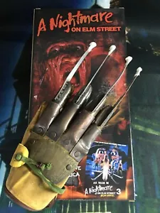 A Nightmare On Elm Street - Freddy's Glove Prop Replica by Neca - Picture 1 of 3