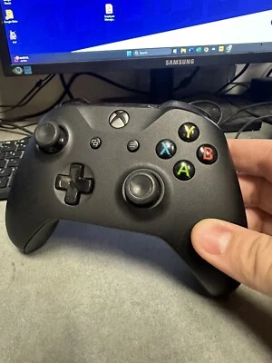 **BROKEN FOR PARTS** Microsoft Xbox One Wireless Controller Black - Image 1 of 3