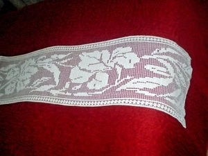 Lovely Vintage Filet Lace Table Ruper - Picture 1 of 4