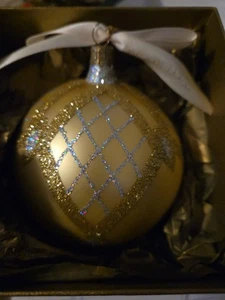 Waterford Holiday Heirloom Avoca bola de oro adorno de vidrio hecho a mano en caja - Imagen 1 de 5