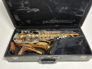 Beautiful Vito Alto Saxophone in Hard Case - Made by Yamaha - Japan - Picture 1 of 24