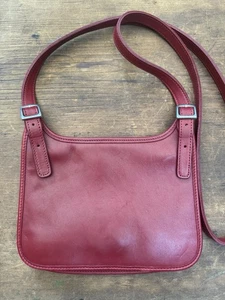 Coach Vintage Umhängetasche rot Leder Klappe schmal # 9132 - Bild 1 von 6