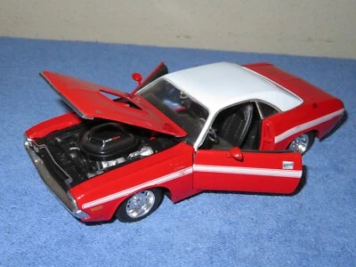 Dodge Challenger 1970 cupé rojo/blanco Maisto escala 1:24 puertas y capó de apertura Foto 1 de 4