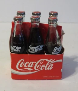 Botellas de vidrio vintage miniatura de 3"" de Coca-Cola sin abrir con portador de papel - Imagen 1 de 4