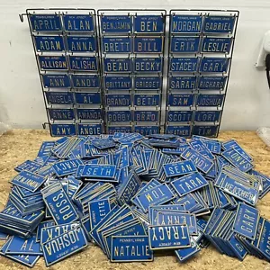 LOTE de 873 Matrículas de Metal Mini Bicicleta con Nombre Personalizado De Colección - Imagen 1 de 6