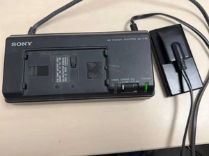 Cargador adaptador de corriente alterna Sony AC-V35 para batería Sony 110-240V - Imagen 1 de 9