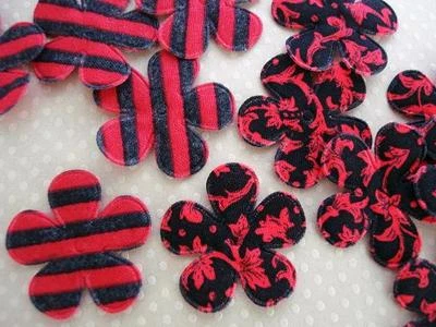 50 apliques/adorno de flores de tela de algodón floral y rayas rojas/negras H492 Foto 1 de 2