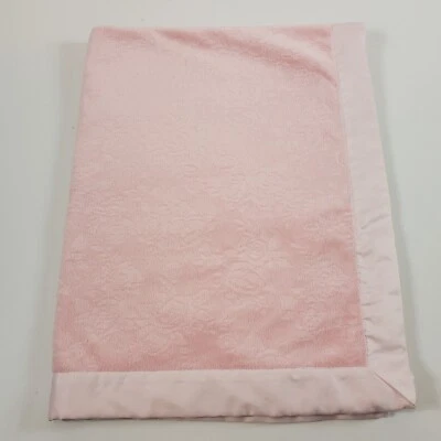 Manta Bebé Primeras Impresiones Rosa Rosa Flor Borde Satinado Sólido Repujado Foto 1 de 4