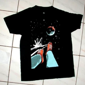 Vintage selten Retro Grafik T-Shirt Allroit Small schwarz schwebend Weltraum Erde Klima - Bild 1 von 3