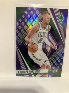 2023-24 Panini Phoenix - Kristaps Porzingis #152 Viola /150 - Foto 1 di 3
