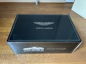 Kyosho Aston Martin V12 Vanquish 007 Silber Maßstab 1/12 neuwertig kostenloser Versand - Bild 1 von 16