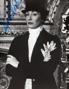 VINTAGE "THE ADAM'S FAMILY" ACTRESS: AiNJELICA HUSTON SIGNED MOVIE PHOTO - Picture 1 of 1