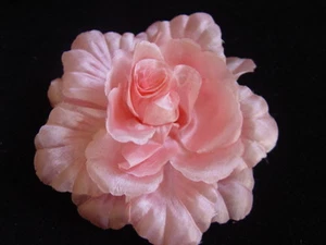 CORAL PINK ROSE FASCINATOR / CORSAGE / BROOCH- GREGORY LADNER - Picture 1 of 3