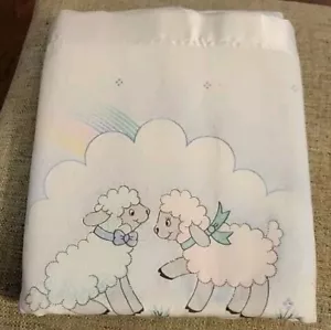 Coperta neonato vintage bordo raso pastello pecore e arcobaleni usata mai usata - Foto 1 di 9