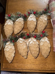 Wellpappe PAPIER TANNENZAPFEN Weihnachten ORNAMENTE Schneebeere 8er Set - Bild 1 von 5
