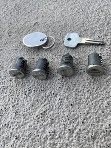 SCHÖNES ORIGINAL YAKIMA SKS SCHLOSSKERNE 4ER SET MIT EINEM SCHLÜSSEL A149 - Bild 1 von 2