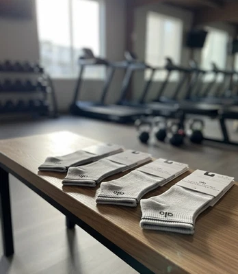 NUEVO CON ETIQUETAS 4 pares de calcetines ALO Yoga unisex media tripulación retro grises. Talla L Foto 1 de 4