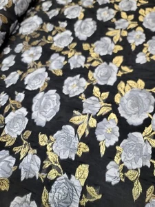 Tela brocada metálica floral plateada 60” de ancho vendida por yarda ORGANZA NEGRA  - Imagen 1 de 10