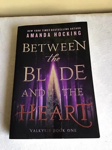 Brand New PB Between The Blade And The Heart Valkyrie Book One Amanda Hocking - Foto 1 di 2